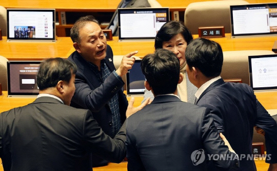 14일 정치·외교·통일·안보 분야 대정부질문이 진행된 국회 본회의에서 더불어민주당 김원이 의원과 국민의힘 권영진 의원이 언쟁하고 있다. 연합뉴스